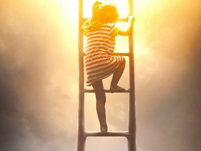 Criança subindo uma escada em direção à luz, amparada por um adulto embaixo.