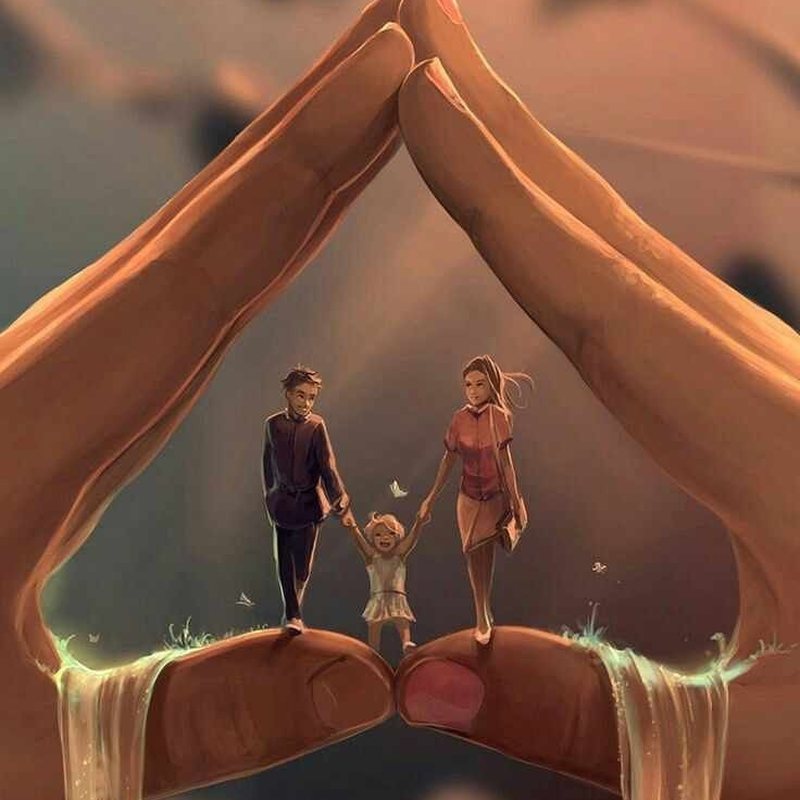 Ilustração de duas mãos formando um telhado sobre uma família de mãos dadas.